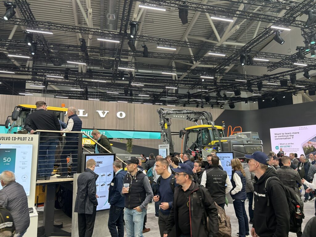 Hallenstand eines großen Baumaschinenherstellers.